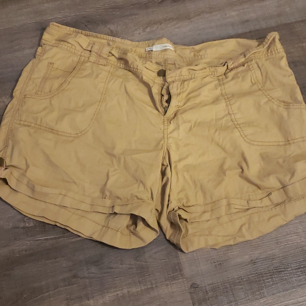 Maurices size 20. Khaki shorts.